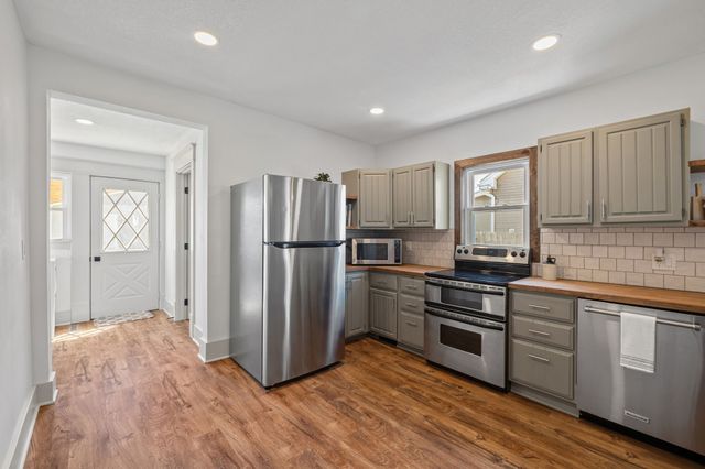 321 SW PLEASANT Street, Ankeny, IA 50023