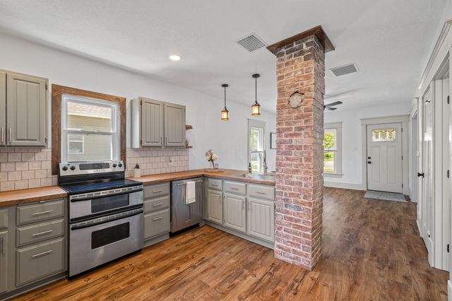 321 SW PLEASANT Street, Ankeny, IA 50023
