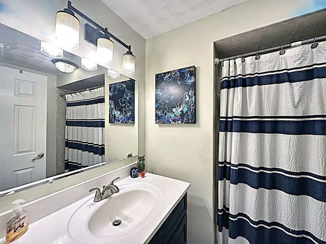 70 Austin St 27, Lowell, MA 01854