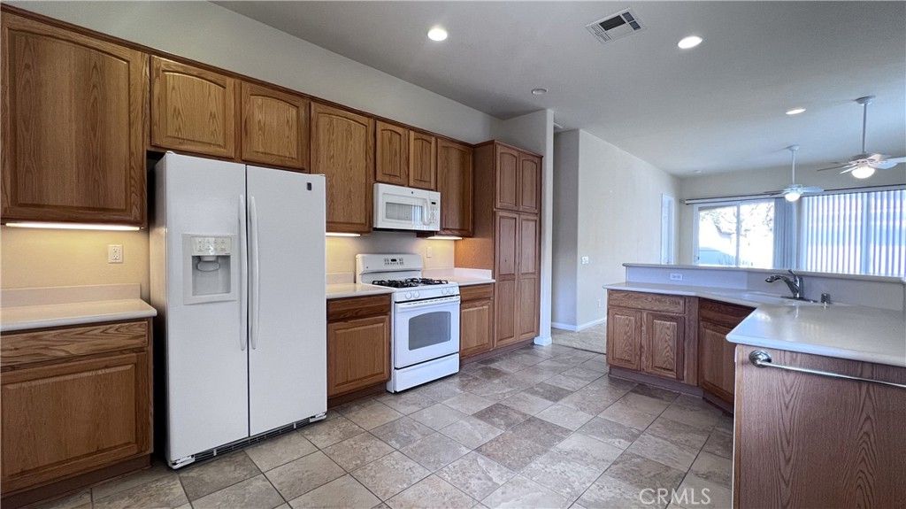 Image 11 of property listing at 19460 Tor Hill, Apple Valley, CA 92308