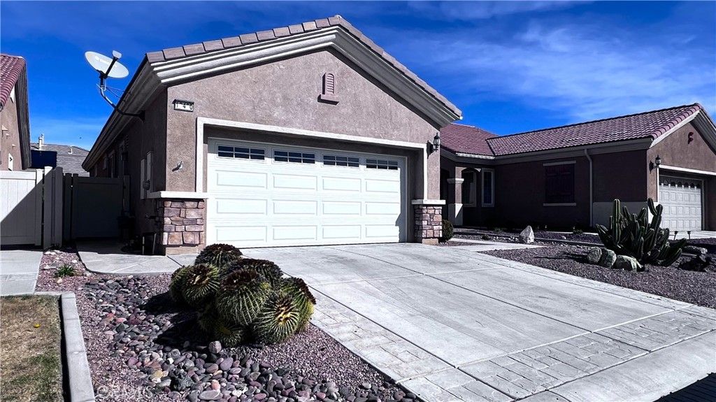 Image 3 of property listing at 19460 Tor Hill, Apple Valley, CA 92308