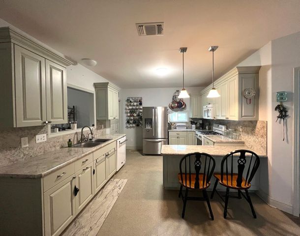 903 Bowie Street, Columbus, TX 78934