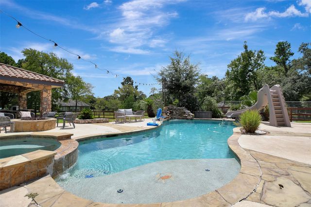 20 Lakefield Boulevard, Magnolia, TX 77355