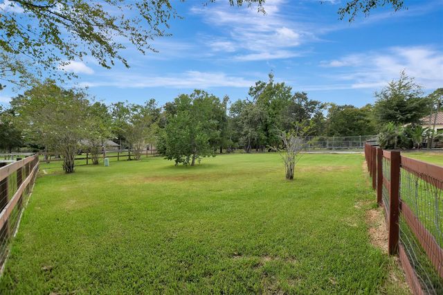20 Lakefield Boulevard, Magnolia, TX 77355