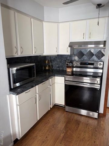 2970 Geneva Street, Dearborn, MI 48124