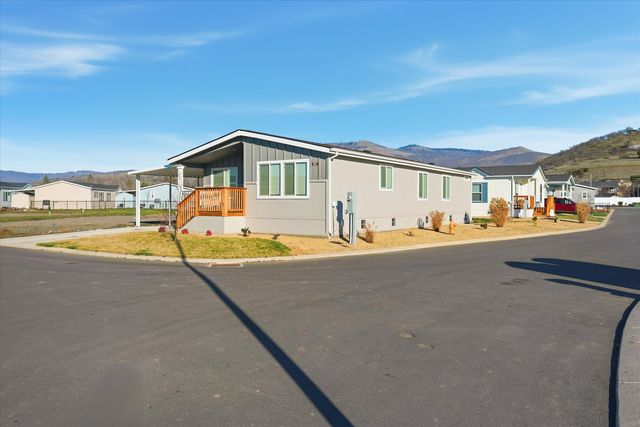 300 Luman Road 197, Phoenix, OR 97535