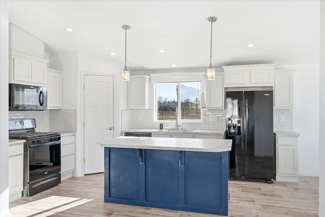 300 Luman Road 197, Phoenix, OR 97535