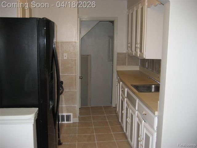 25613 Powers Avenue, Dearborn Heights, MI 48125