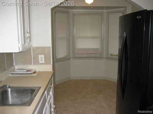 25613 Powers Avenue, Dearborn Heights, MI 48125