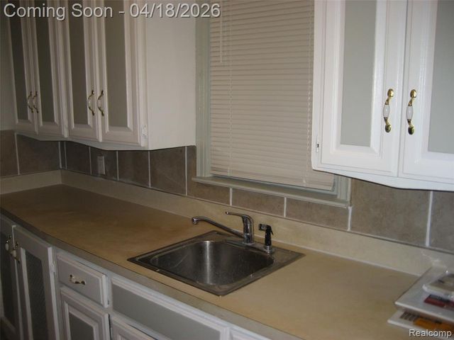 25613 Powers Avenue, Dearborn Heights, MI 48125