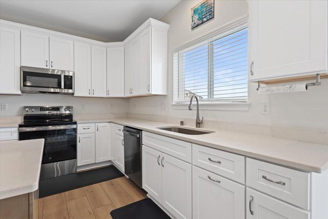 1377 Scotsland LANE, Oconomowoc, WI 53066