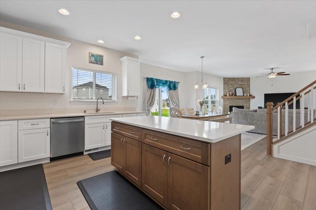 1377 Scotsland LANE, Oconomowoc, WI 53066