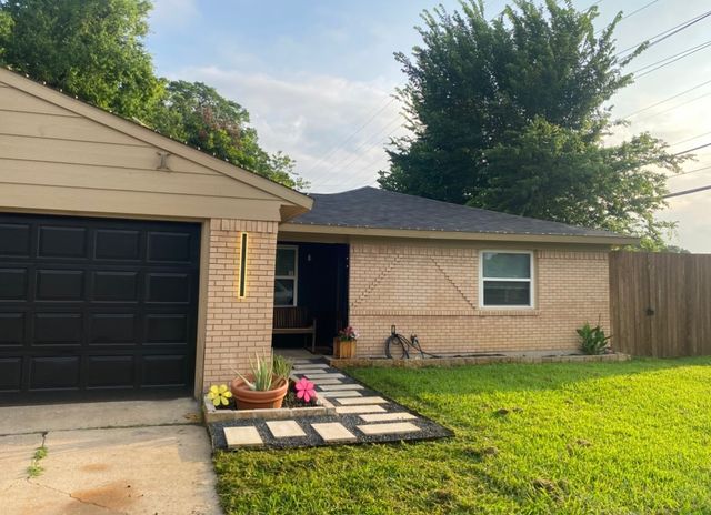 2135 Brookshire Street, Arlington, TX 76010