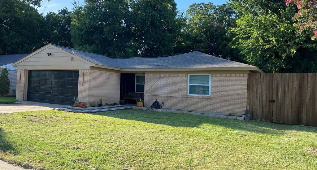 2135 Brookshire Street, Arlington, TX 76010