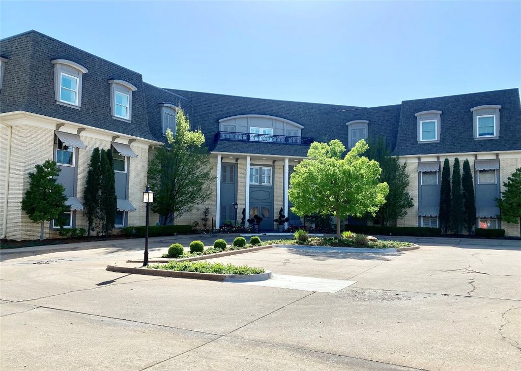 1114 Sherwood Lane B-2, Nichols Hills, OK 73116