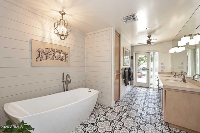 8113 E DEL CAVERNA Drive, Scottsdale, AZ 85258