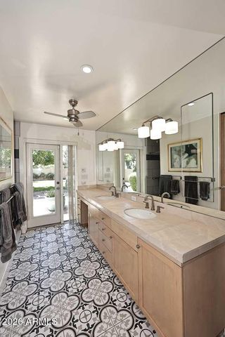 8113 E DEL CAVERNA Drive, Scottsdale, AZ 85258