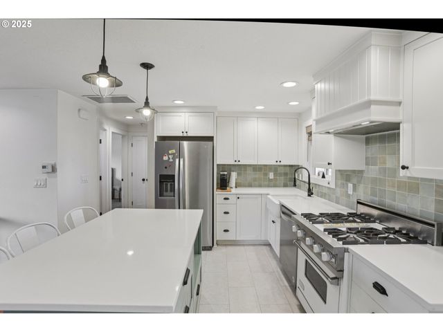 980 ASTOR Way, Woodburn, OR 97071