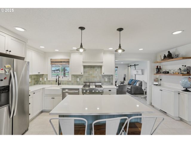 980 ASTOR Way, Woodburn, OR 97071