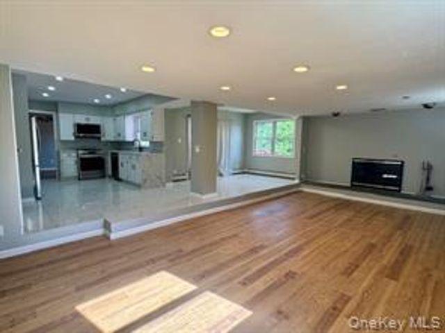 10 Elderwood ln, Melville, NY 11747
