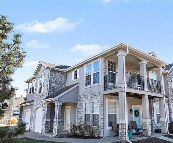 15963 S CRESTVIEW Drive, Olathe, KS 66062