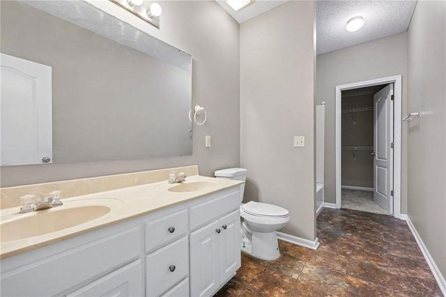 15963 S CRESTVIEW Drive, Olathe, KS 66062