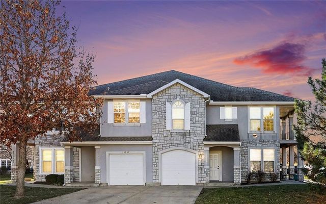 15963 S CRESTVIEW Drive, Olathe, KS 66062