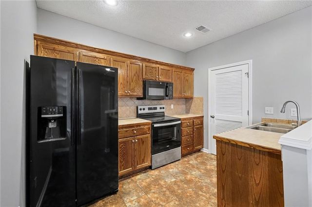 15963 S CRESTVIEW Drive, Olathe, KS 66062