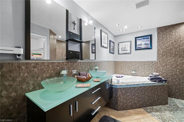 121 NE 11th TER, Cape Coral, FL 33909