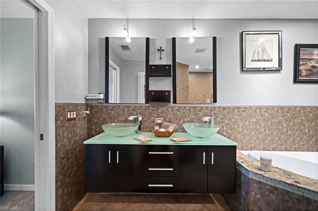 121 NE 11th TER, Cape Coral, FL 33909