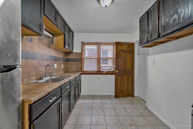 6120 MIDDLESEX Street, Dearborn, MI 48126