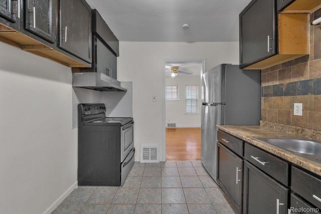 6120 MIDDLESEX Street, Dearborn, MI 48126