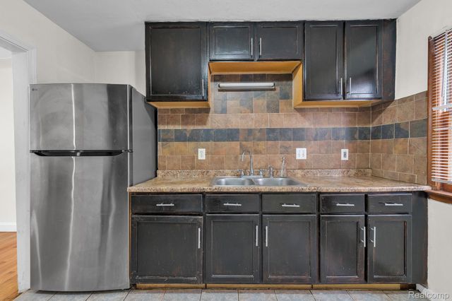6120 MIDDLESEX Street, Dearborn, MI 48126
