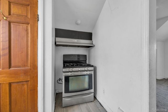 6120 MIDDLESEX Street, Dearborn, MI 48126