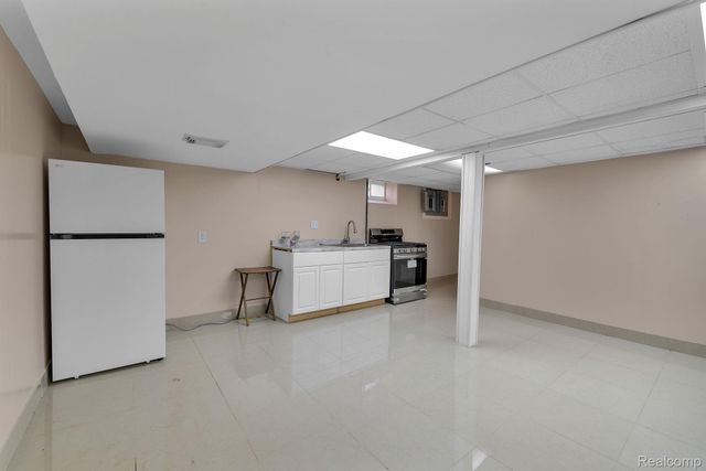 6120 MIDDLESEX Street, Dearborn, MI 48126