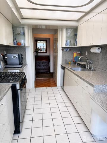 112 Beverly Hills Terrace E, Woodbridge Proper, NJ 07095