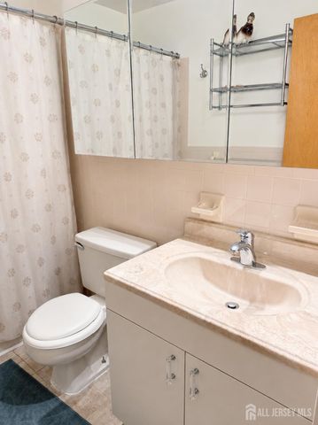 112 Beverly Hills Terrace E, Woodbridge Proper, NJ 07095