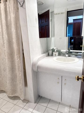 112 Beverly Hills Terrace E, Woodbridge Proper, NJ 07095