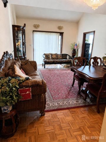 112 Beverly Hills Terrace E, Woodbridge Proper, NJ 07095