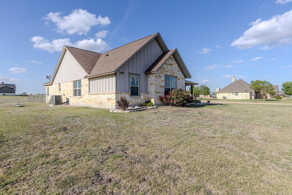 4846 County Road 327 RD, Granger, TX 76530