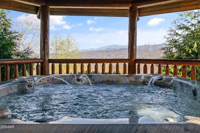 2436 Smoky Vista Way, Sevierville, TN 37862