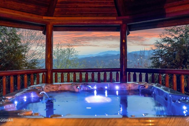 2436 Smoky Vista Way, Sevierville, TN 37862