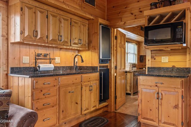 2436 Smoky Vista Way, Sevierville, TN 37862