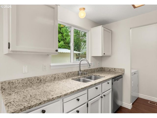 8125 Sw PINE St, Portland, OR 97223