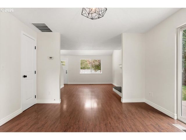 8125 Sw PINE St, Portland, OR 97223