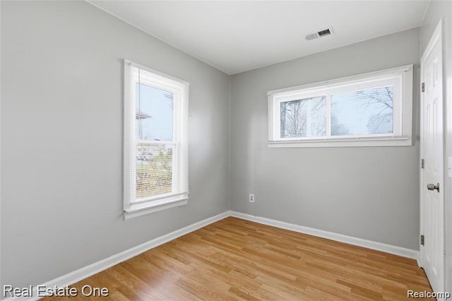 5747 Kingsbury Street, Dearborn Heights, MI 48127
