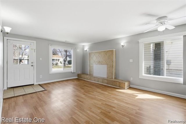 5747 Kingsbury Street, Dearborn Heights, MI 48127