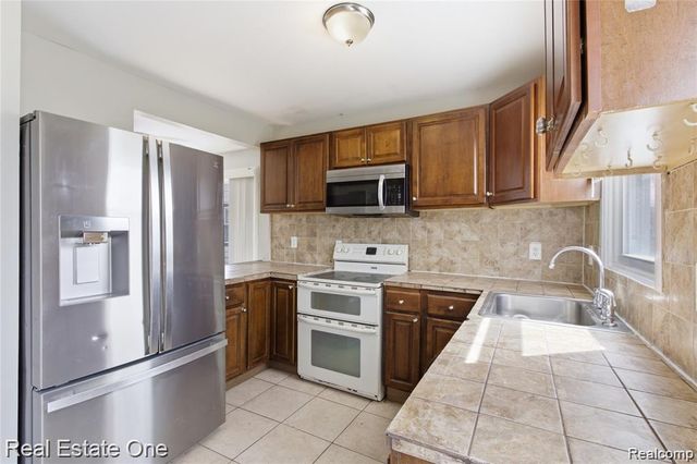 5747 Kingsbury Street, Dearborn Heights, MI 48127
