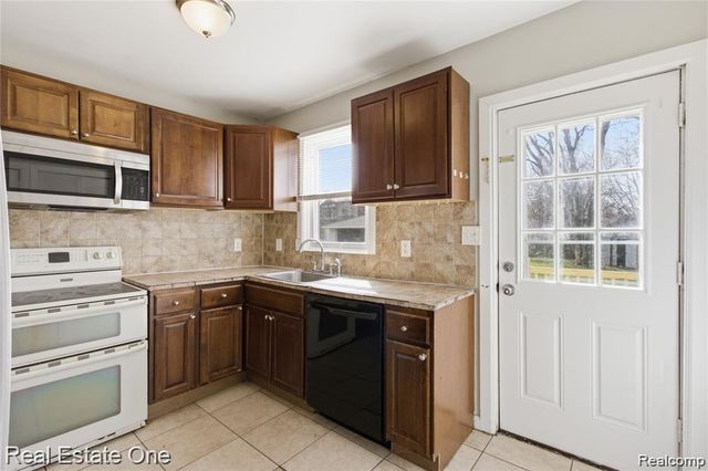 5747 Kingsbury Street, Dearborn Heights, MI 48127