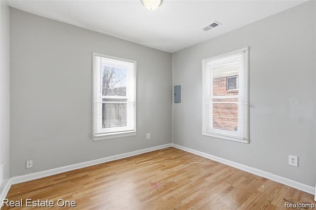 5747 Kingsbury Street, Dearborn Heights, MI 48127